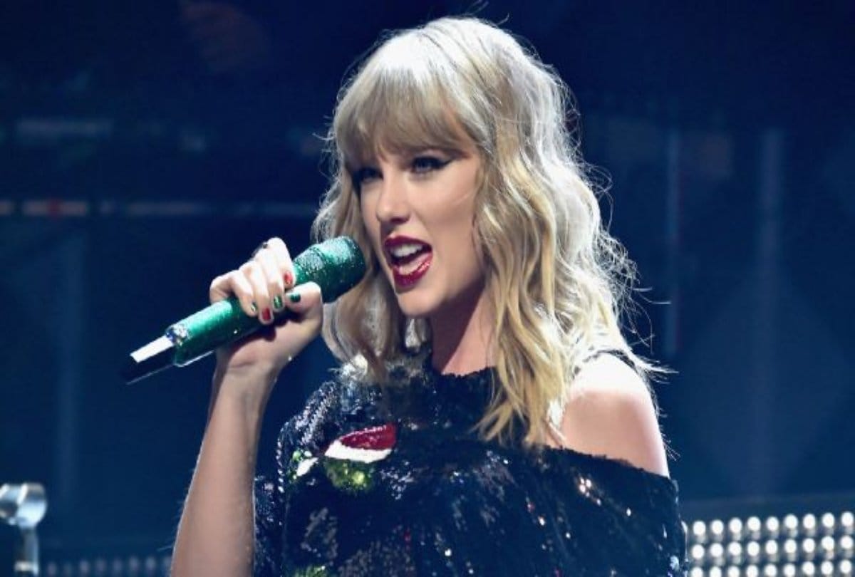 tara sutaria in black crop top and mini skirt with bangs fans say looks like taylor swift