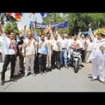 शहर में निकाली गयी शोभा यात्रा में शामिल लोग नारे लगाते हुये।  