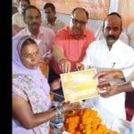 योजना के लाभार्थियों को प्रमाण पत्र देते सांसद।