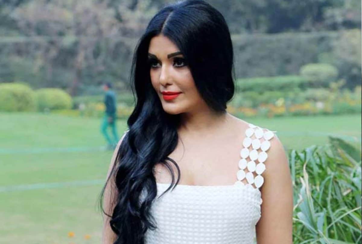 Koena Mitra Blasts to Sonam Kapoor on social media kathua gang rape