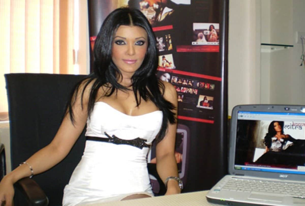 Koena Mitra Blasts to Sonam Kapoor on social media kathua gang rape