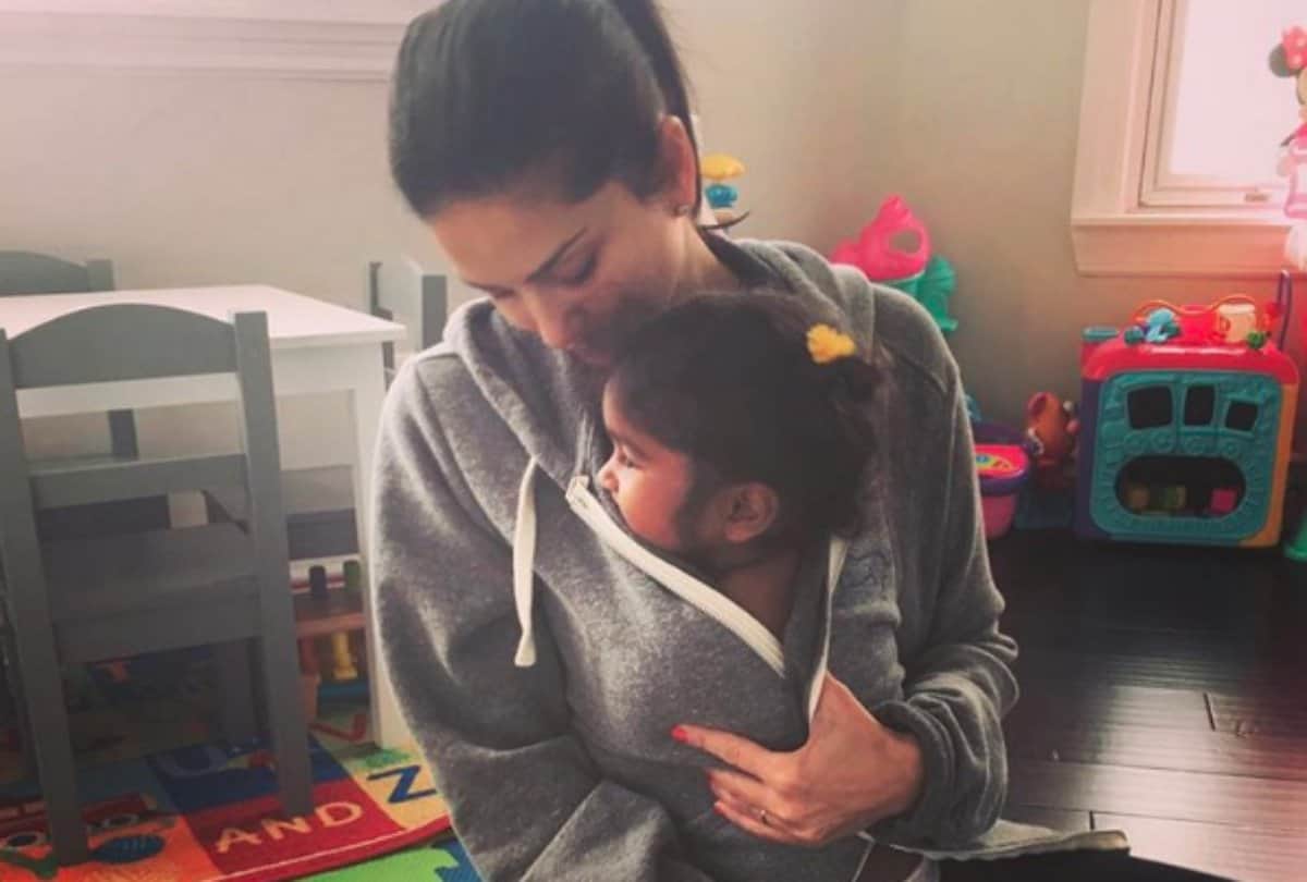 sunny leone share the photo with her child nisha 
