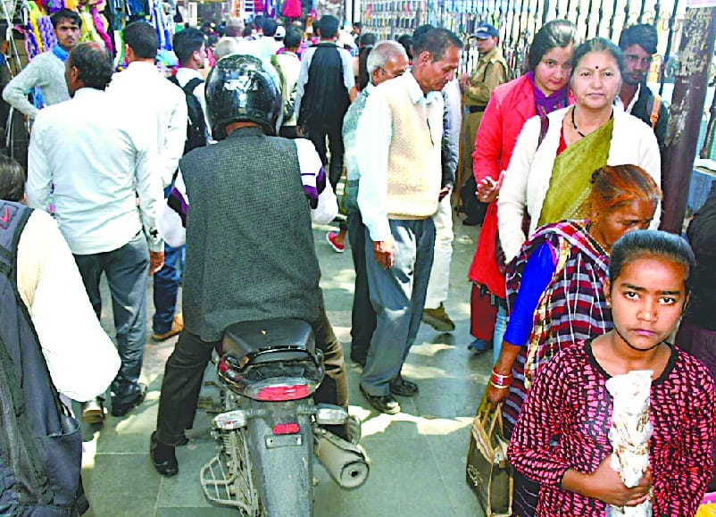 Despite the ban, the two-wheeler vehicles run in the Patal market
