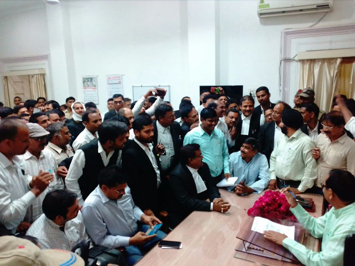 एसडीएम सदर के कार्य प्रणाली से भड़के अधिवक्ता, न्यायालय में काटा बवाल