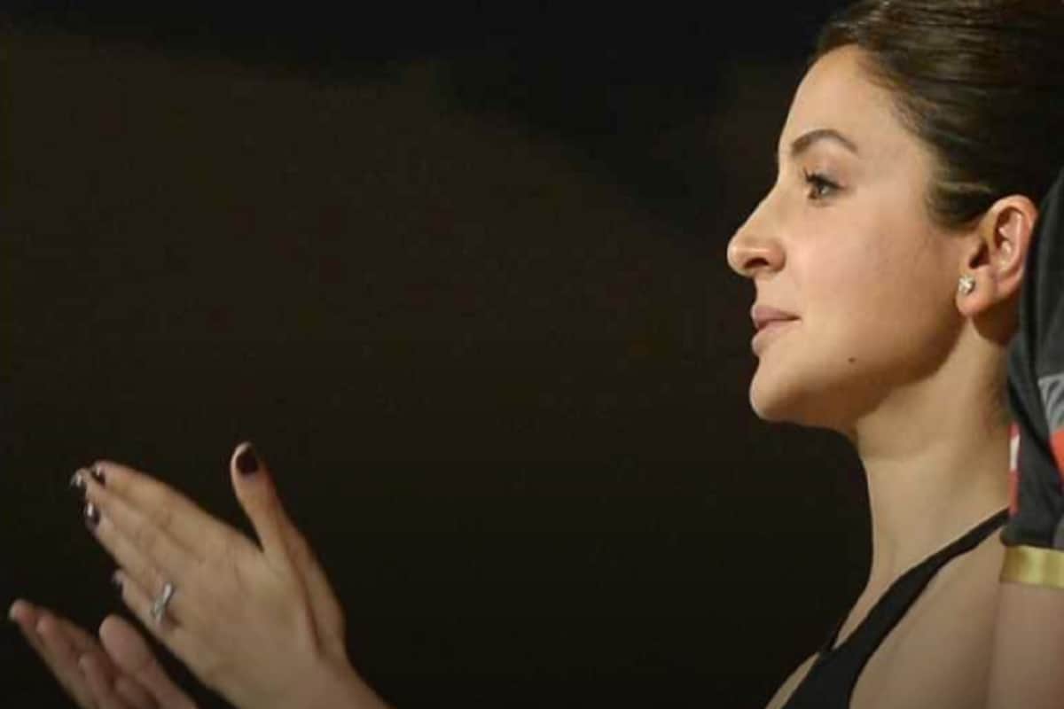 anushka sharma send flying kiss to virat kohli after rcb win against kxip