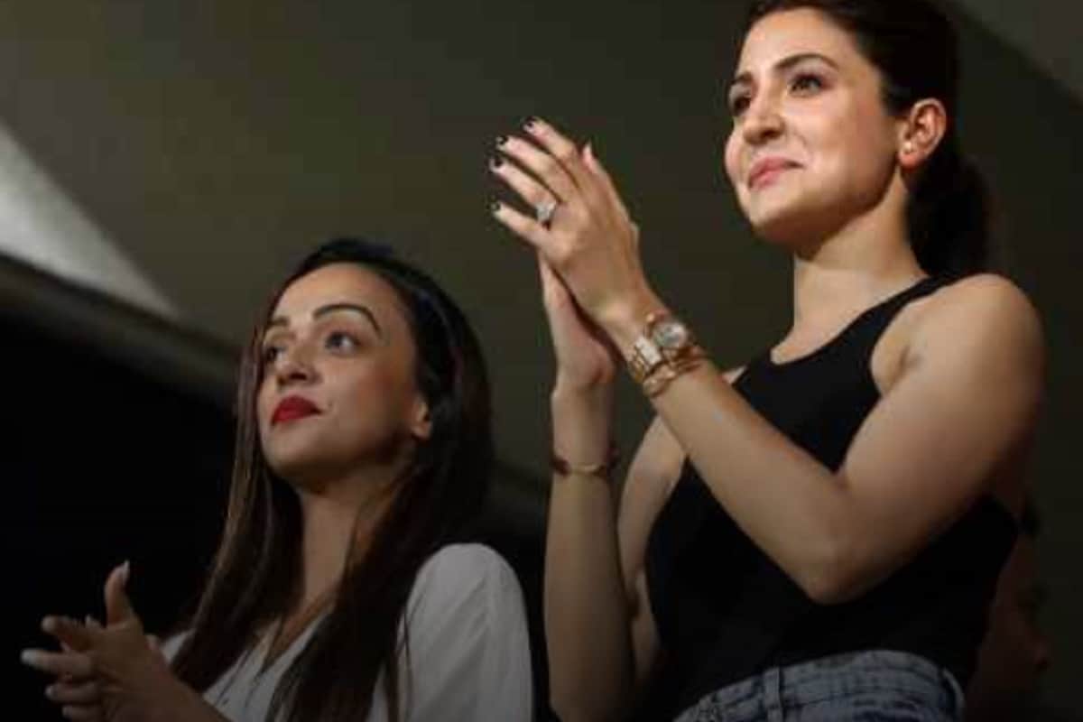 anushka sharma send flying kiss to virat kohli after rcb win against kxip