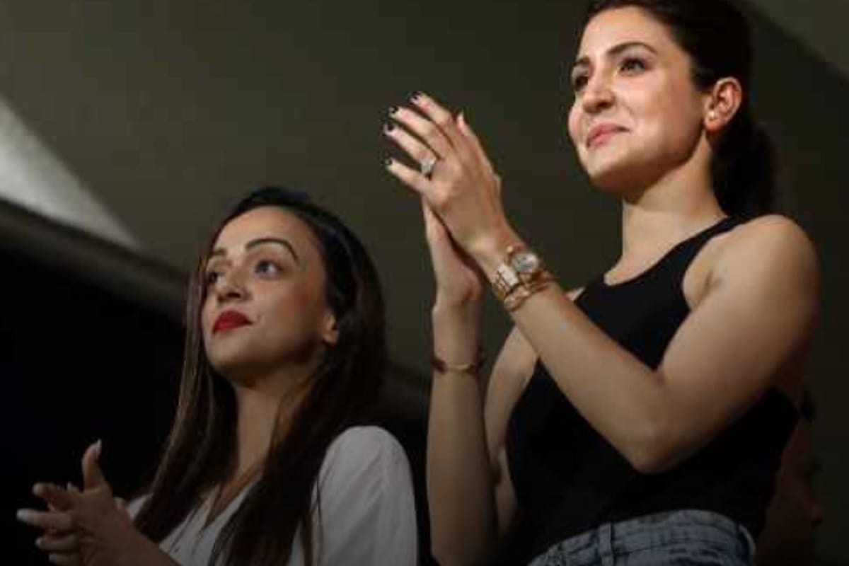anushka sharma send flying kiss to virat kohli after rcb win against kxip
