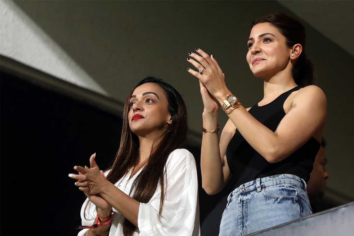 Anushka Sharma incredible reaction after get down wicket of marcus stoinis