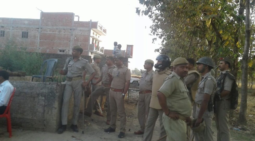 बिना अनुमति आंबेडकर, बुद्ध प्रतिमाएं रखने पर तनातनी