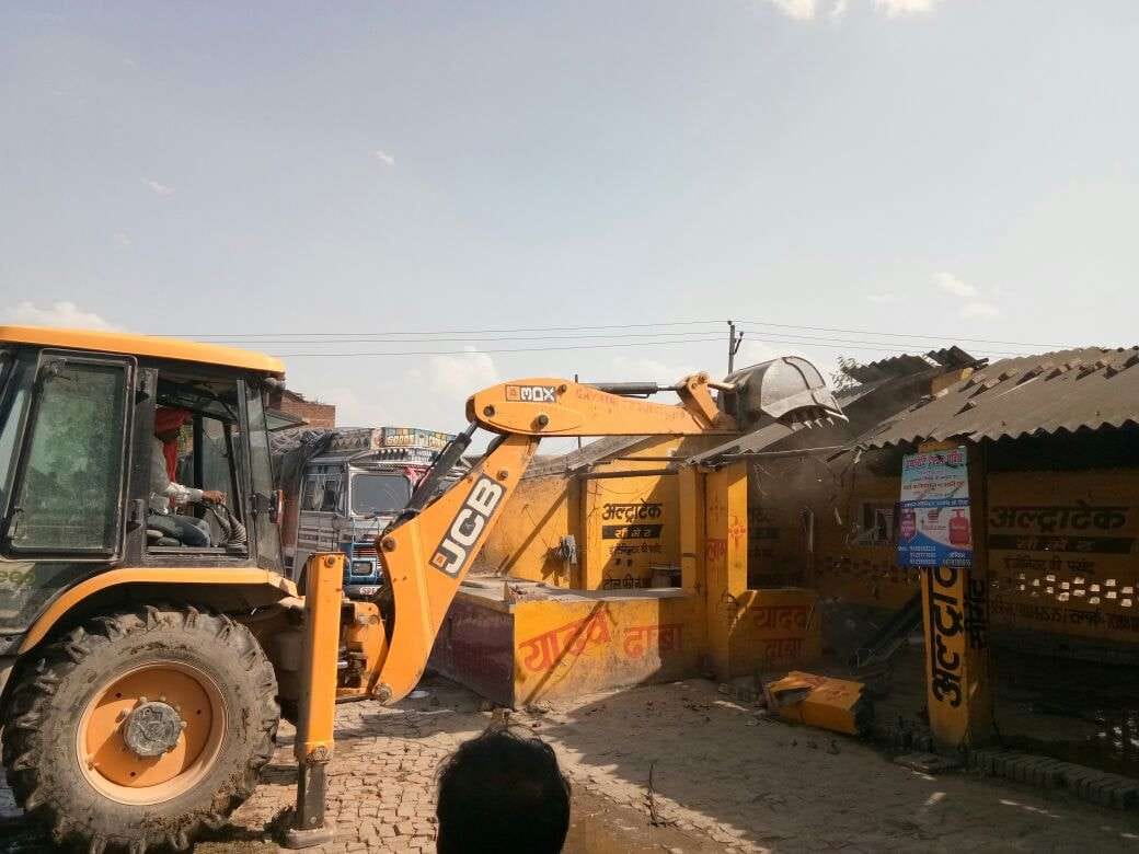 हाइवे निर्माण में अवरोध बन रहे ढाबों व मकानों को गिराया गया