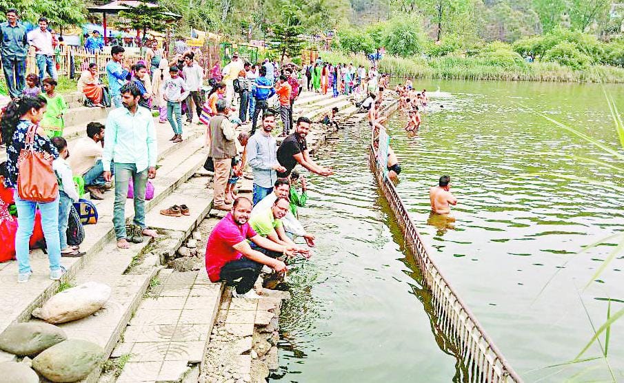 पवित्र झील में लगाई आस्था की डुबकी