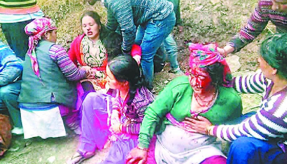 बैसाखी के दिन कालाकामेश्वर मंदिर जा रहे श्रद्धालुओं की कार गिरी, पांच गंभीर