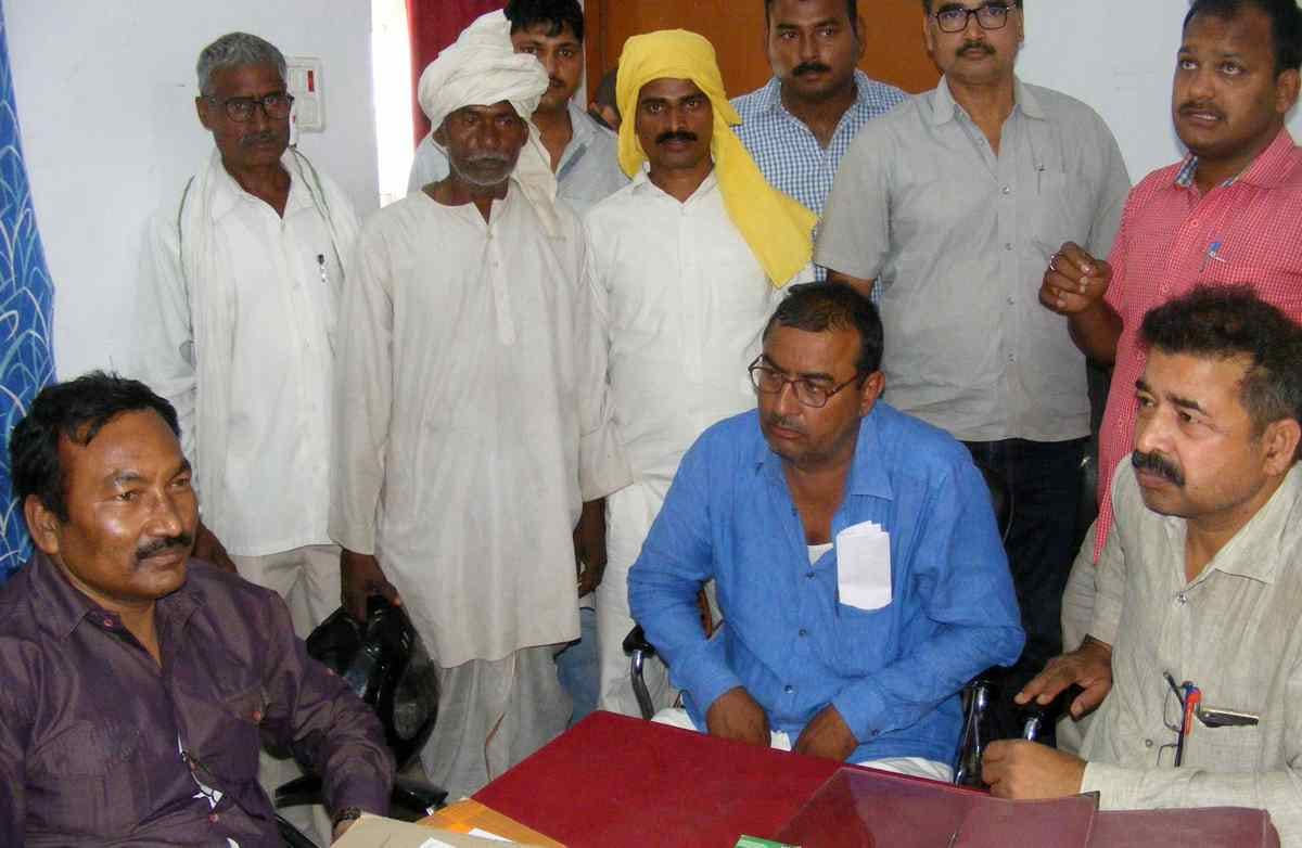 Revnue inspector take bribe and anti currption team arrested