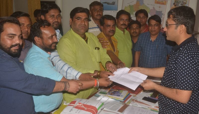 पा लकाध्यक्ष के प त ने की  मनट बुक में ओवरराइ टंग