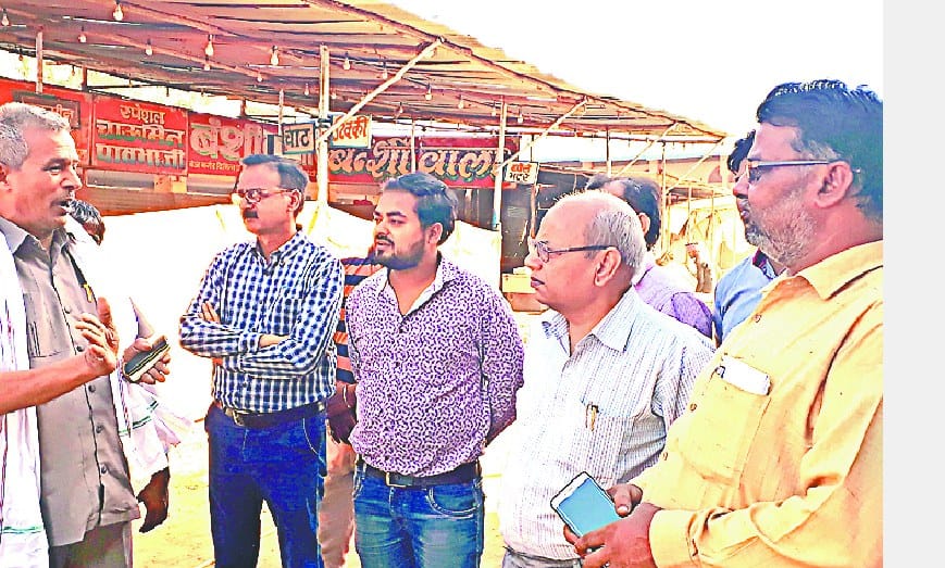 mahapaur se milkar dukaandaaro ne bataai samasya
