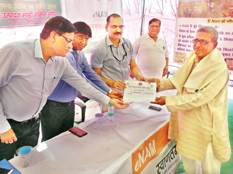 Mandi administration honors three farmers selling online crops