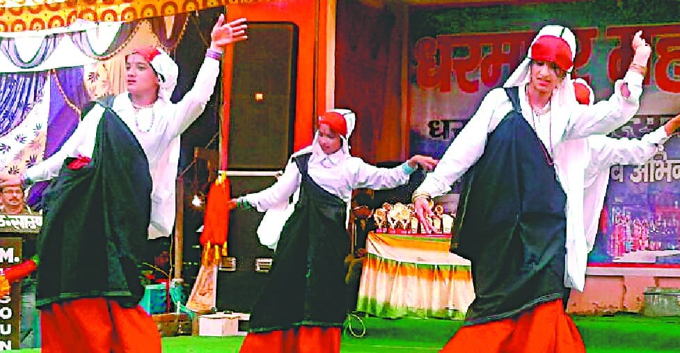 तोमक्याल, कार्की, पाठक और पांडे के गीतों में लगाए ठुमुके
