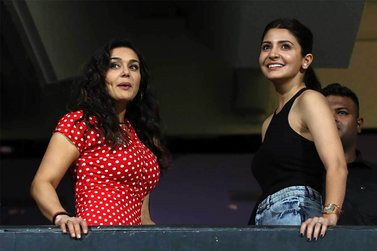 Virat Kohli was searching Anushka Sharma at stadium, Video viral