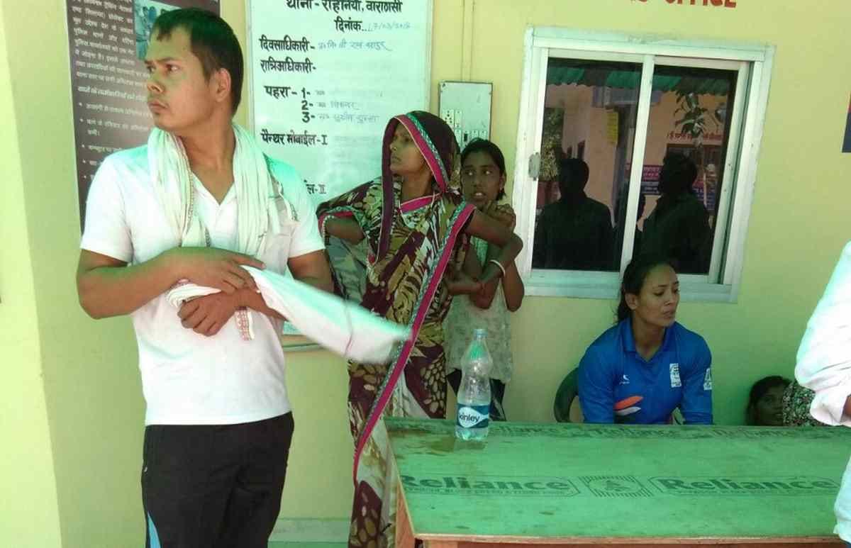 Punam yadav aunt and her neighbors compromise in front of police