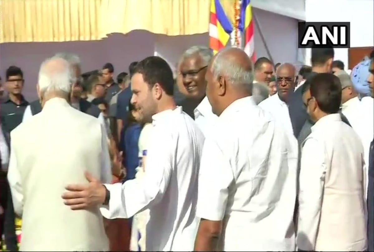 Congress President Rahul Gandhi gives Respect to BJP leader Lal Krishna Advani