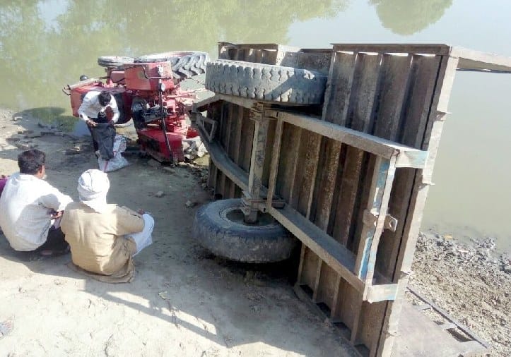farmer dies after tractor trolley accident