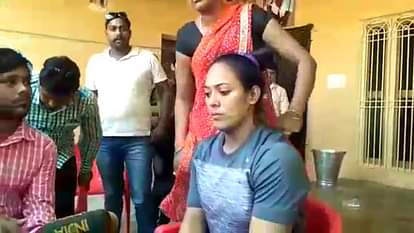 Attack on gold medalist weightlifter poonam yadav in varanasi