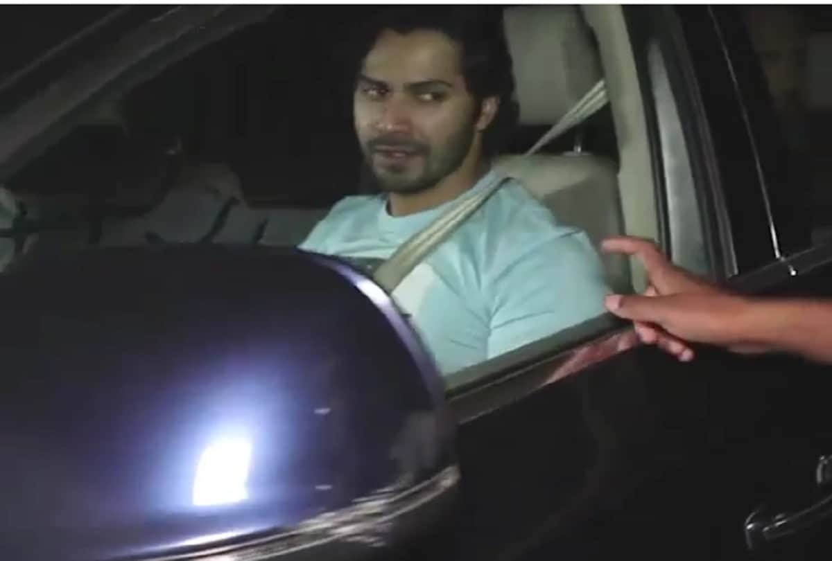 bollywood Actor varun dhawan take selfie with his little fan after october film show 