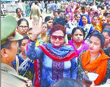 Mother protest when officials not heard their complaints
