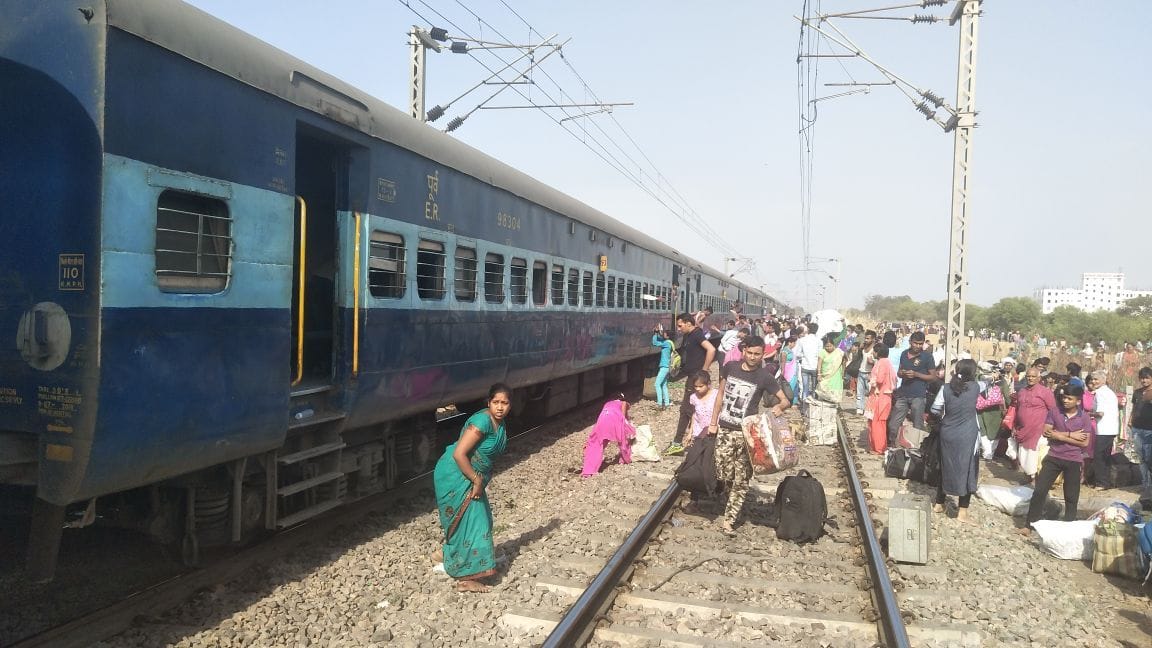ट्रेन की सूचना पर बोगियों से कूदे यात्री, मची अफरा तफरी