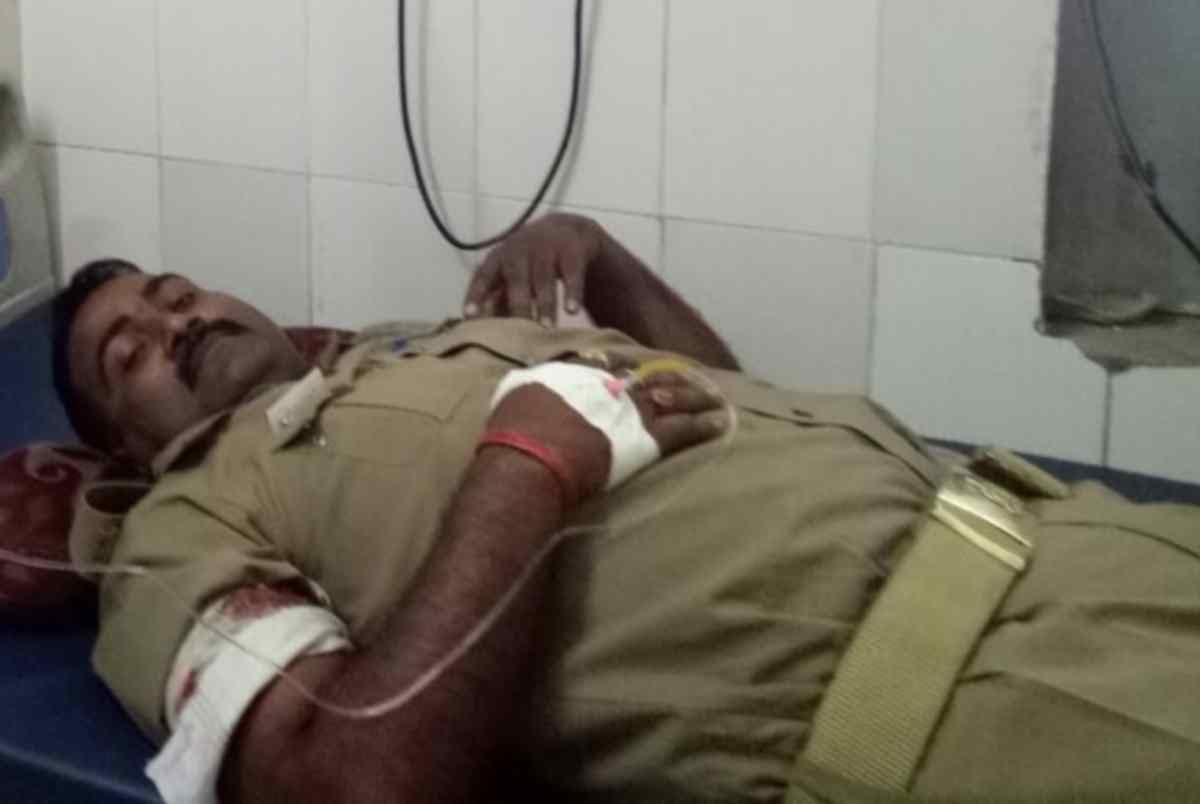 UP Police encounter in azamgarh two criminal injured 