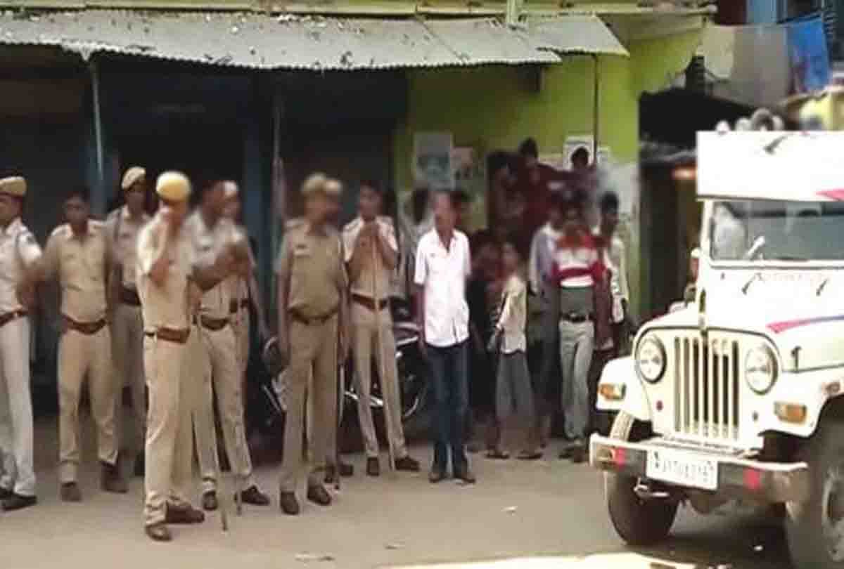 Villagers attacked police and snatch pistol