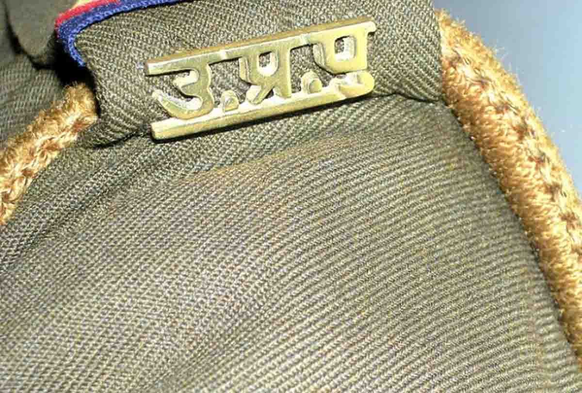 Villagers attacked police and snatch pistol