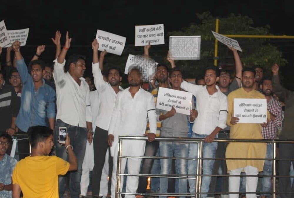 protest against kathua rape case in lucknow.