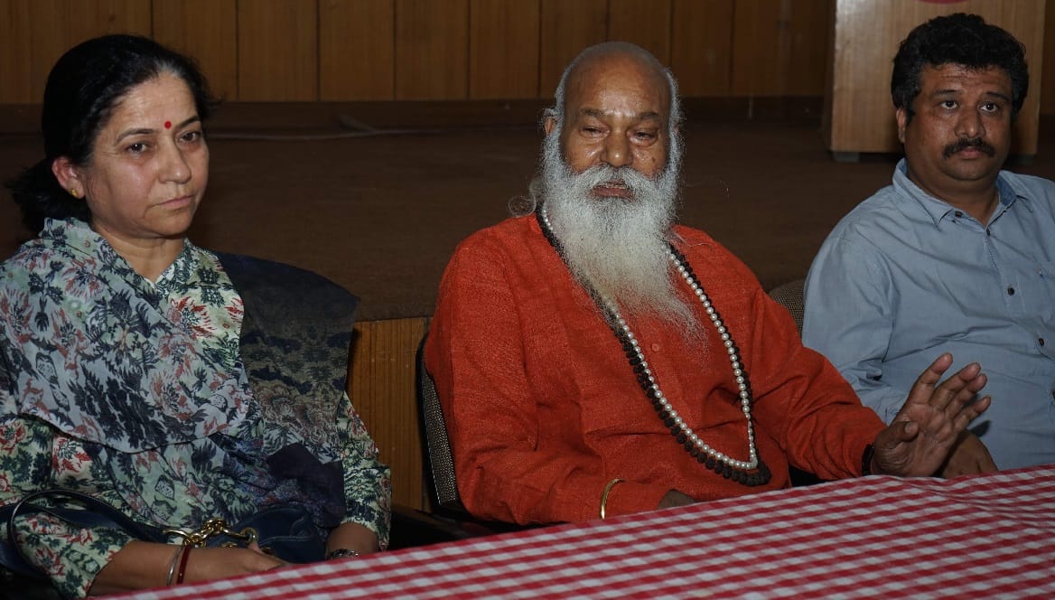 Mahant Ramanand puri mortgages allegation on saint Ravindra Puri