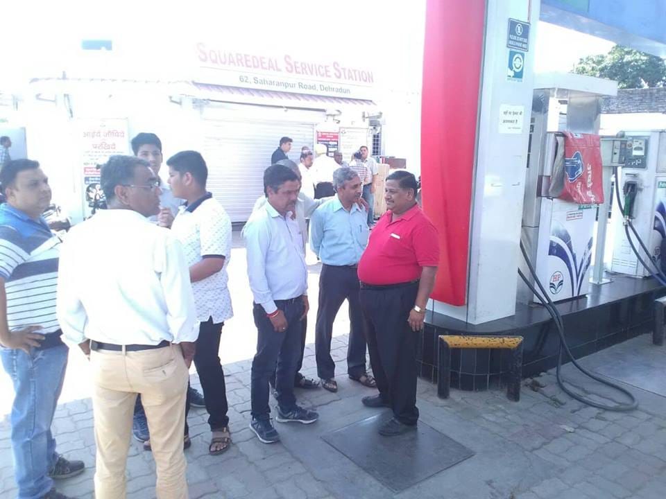Lines in petrol pumps after strike open in dehradun