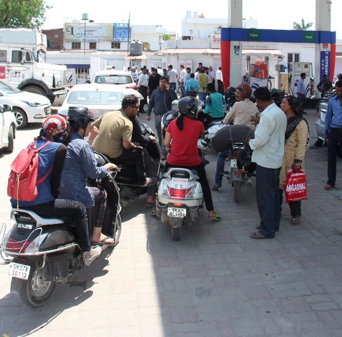 Lines in petrol pumps after strike open in dehradun
