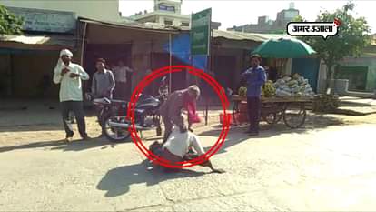 VIDEO: A PERSON BEATEN BY GUARD OF KOTWALI INFRONT OF KANNAUJ POLICE