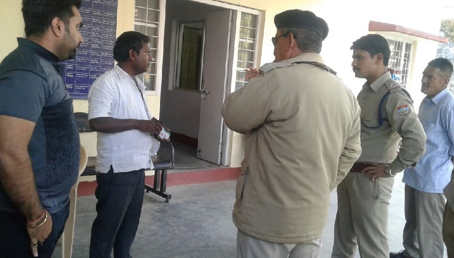 ट्रैफिक पुलिस कर्मी व वाहन चालक में मारपीट