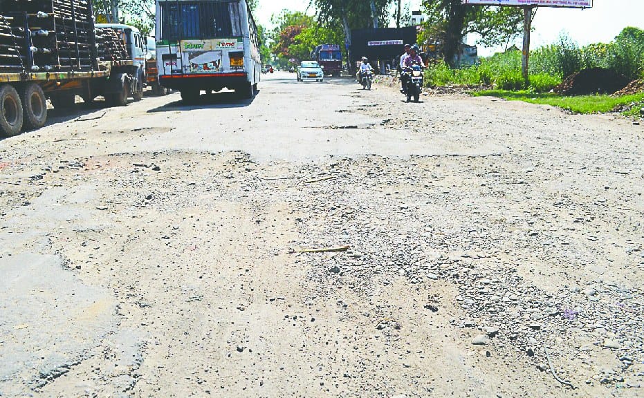 highway par bane maut ke gadde