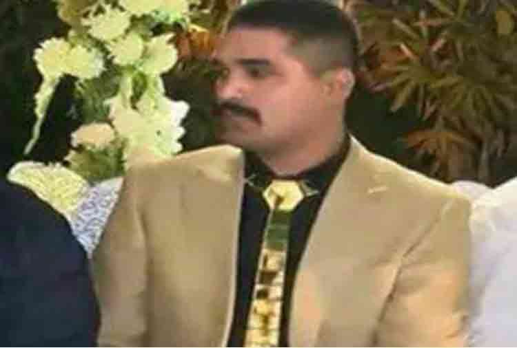pakistani groom wear golden shoes and golden tie on his marriage reception