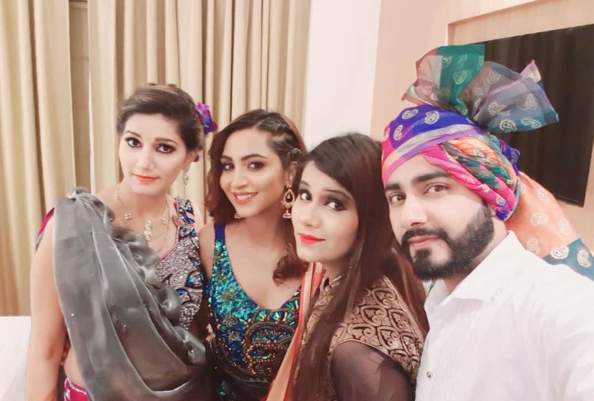 Watch Sapna Chaudhary dance with Arshi Khan On Bollywood Song