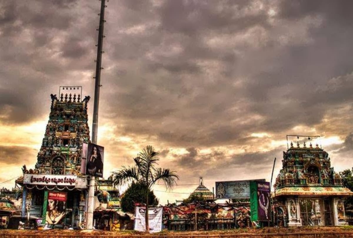 Women are not allowed to entered in this temple with loose hair