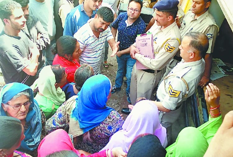 कुठाड़ में शराब ठेके पर हंगामा, ग्रामीणों ने की ताला जड़ने की कोशिश
