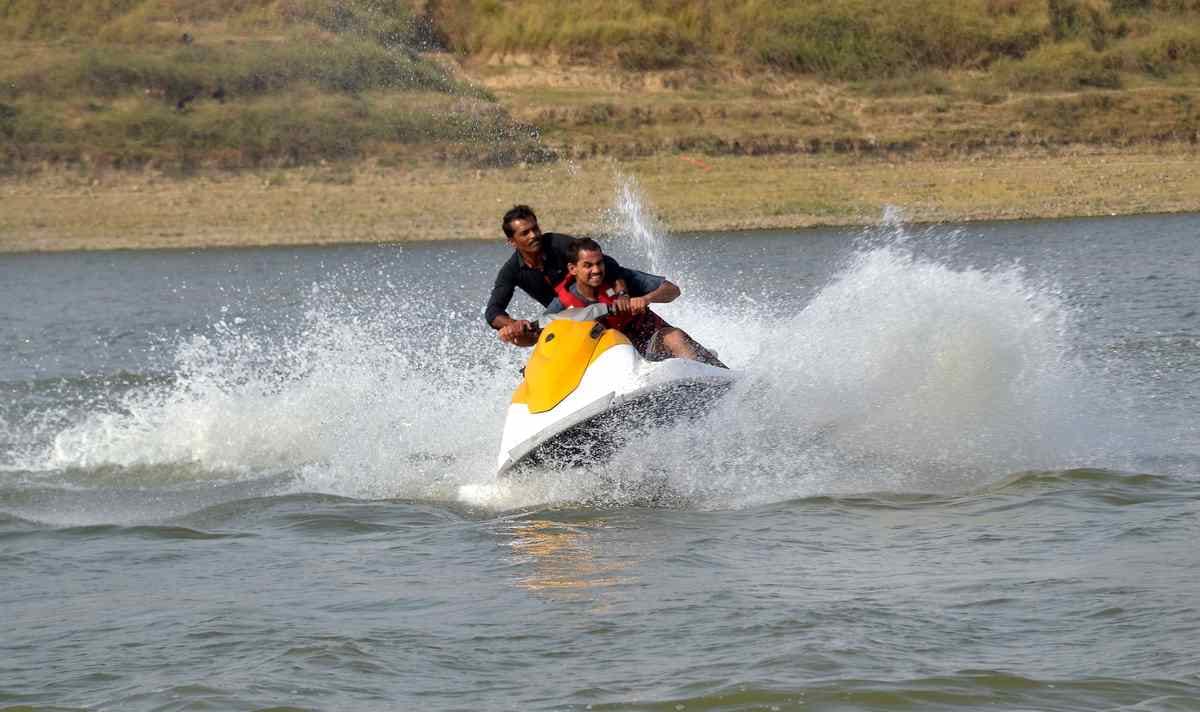 UP tourism department and private company start water sports in varanasi