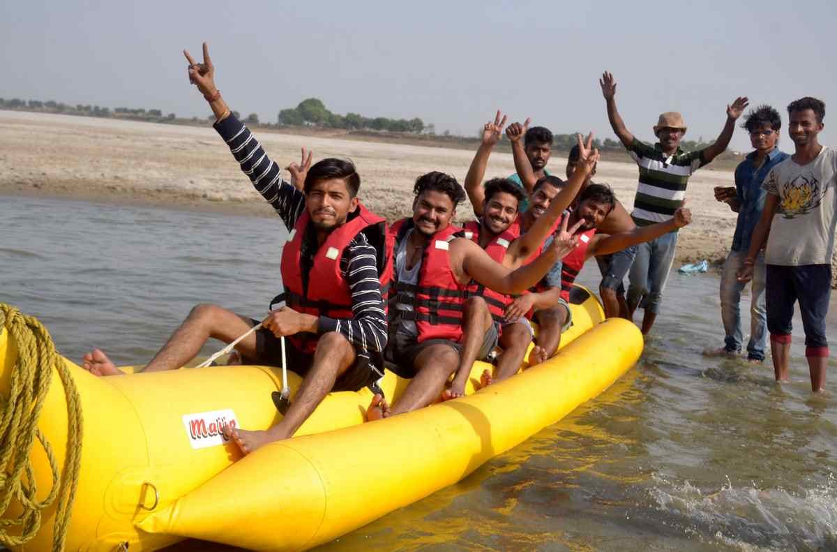 UP tourism department and private company start water sports in varanasi