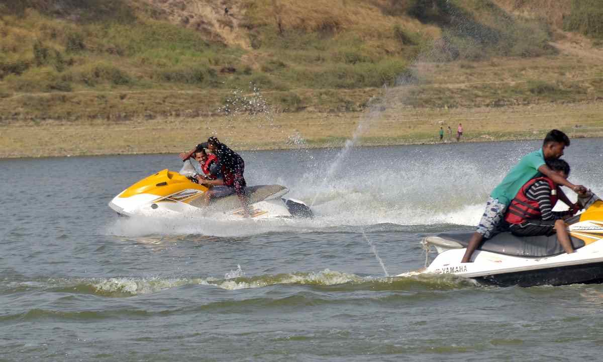 UP tourism department and private company start water sports in varanasi