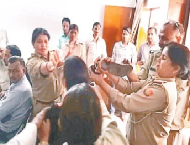 mahila thane mein hungama