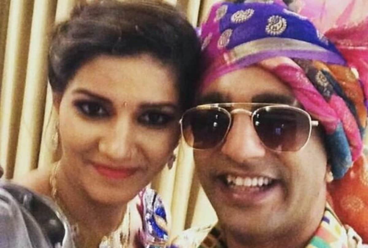 sapna choudhary enjoy with arshi khan at her brother karan marriage