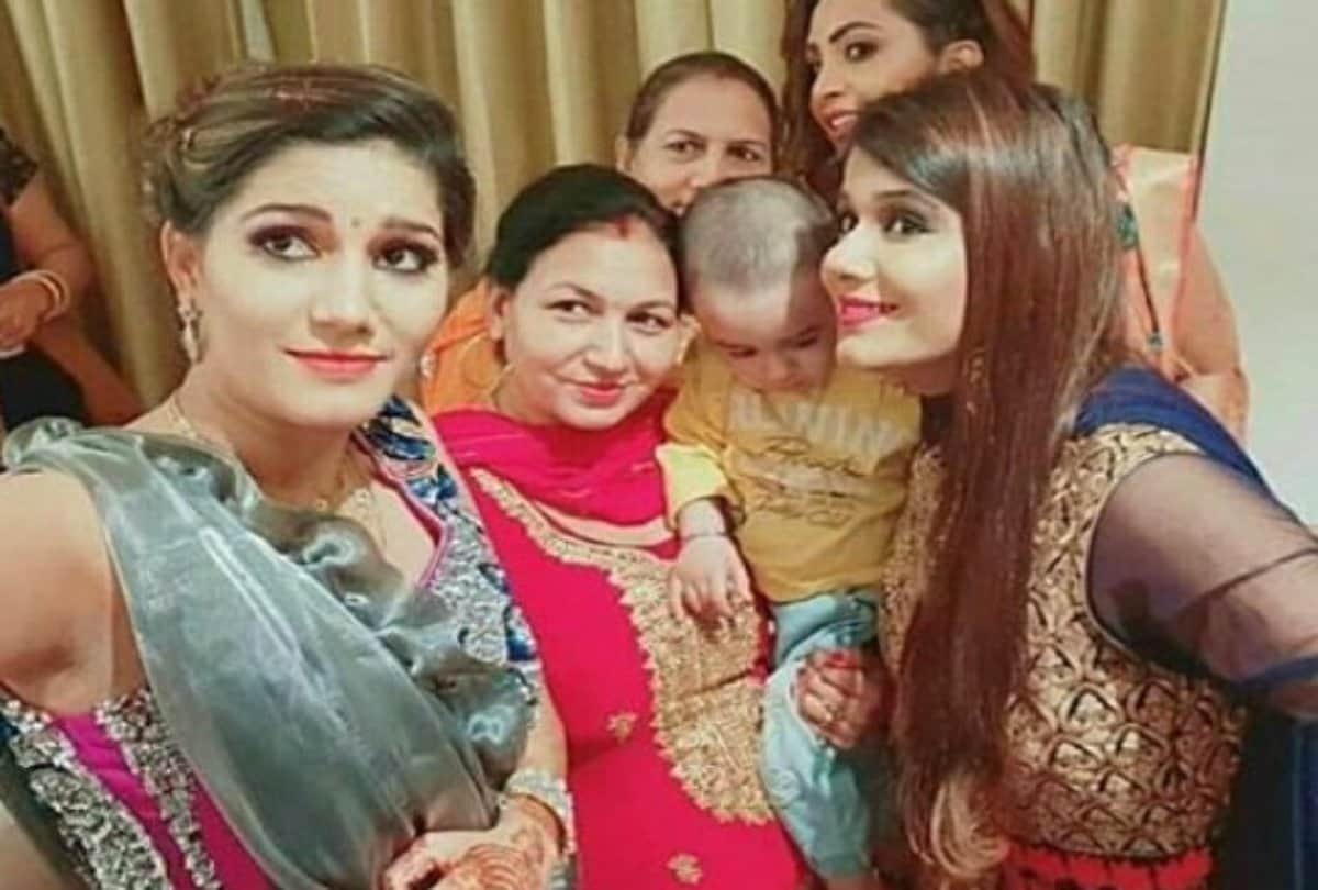 sapna choudhary enjoy with arshi khan at her brother karan marriage