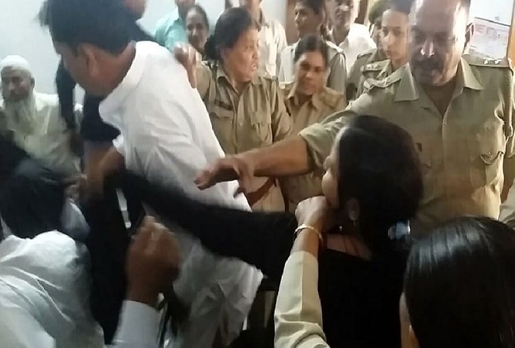Commotion in Saharanpur police station, misbehavior with women policemen, photos